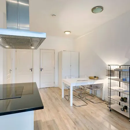 בית נופש Luxurious Canalview Apt With Patio Centre